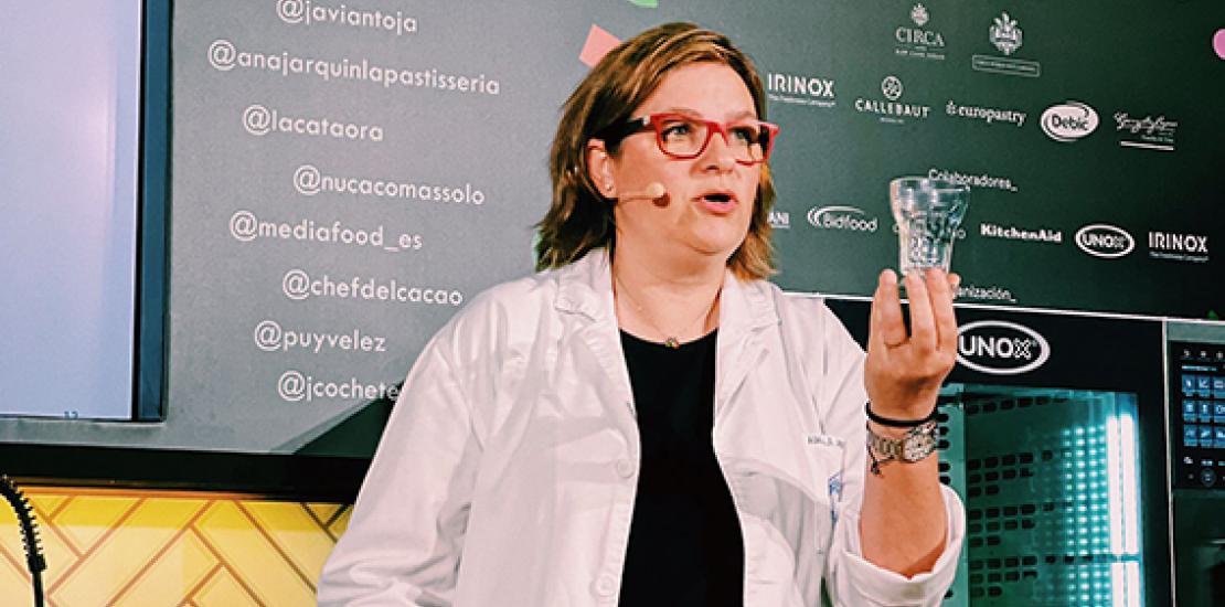 Adela Abellán, subdirectora del Grado en Gastronomía de la UCAM, en el transcurso de la ponencia ‘Proyecto I+D Café Asiático 2.0’.  María del Mar Cano)