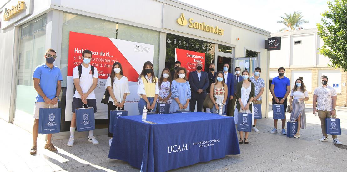 Entrega de los ordenadores en el Campus de Los Jerónimos