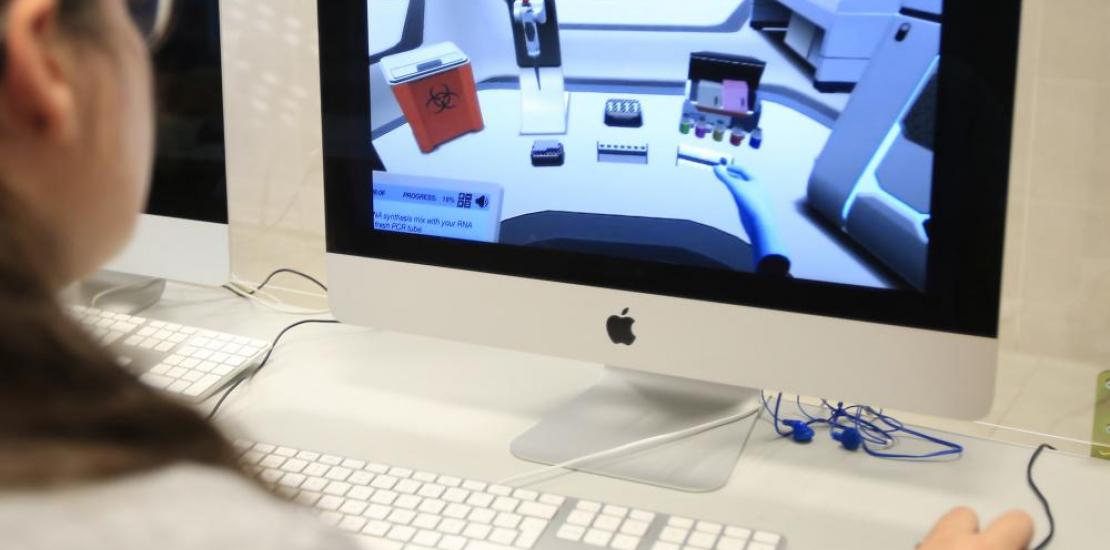 Estudiante de la UCAM en el laboratorio virtual