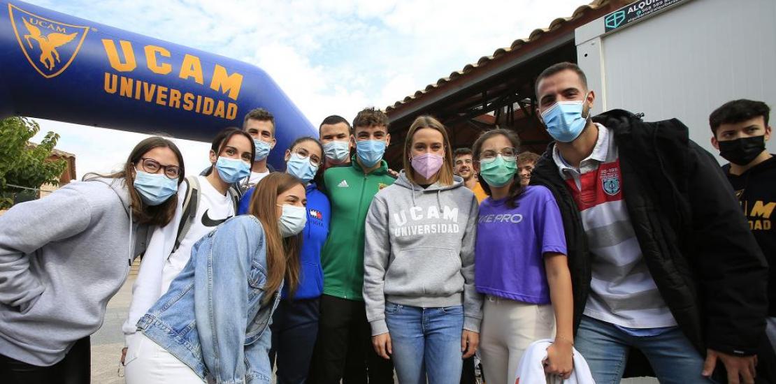 Mireia con estudiantes de la UCAM