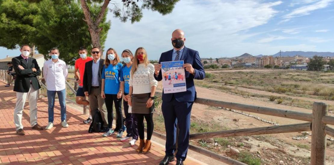 El director General de Deporte de la UCAM Pablo Rosique y la presidenta de la Federación de Atletismo de la Región de Murcia presentaron el Campeonato