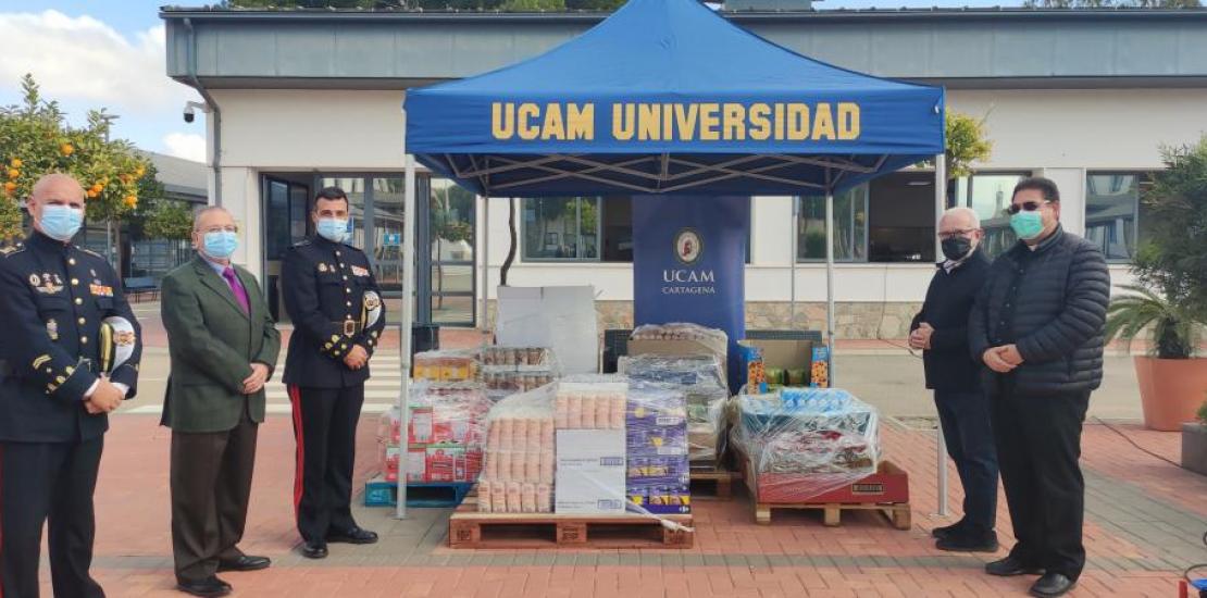El director general de la UCAM entregó los alimentos junto al responsable de Relaciones Institucionales y el capellán de UCAM Cartagena