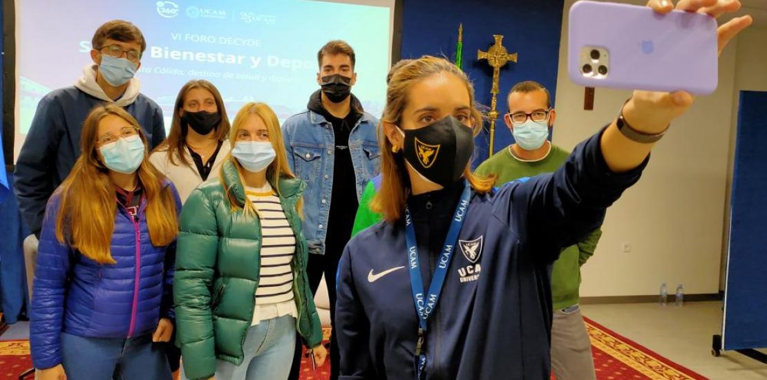 Alumnos de UCAM Cartagena se fotografiaron con la dos veces medallista olímpica, Ona Carbonell