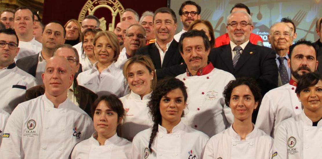  Imagen de archivo de Juanjo Soria (1º izq, primera fila) en el acto de apertura de la primera promoción del Grado en Gastronomía de la UCAM.