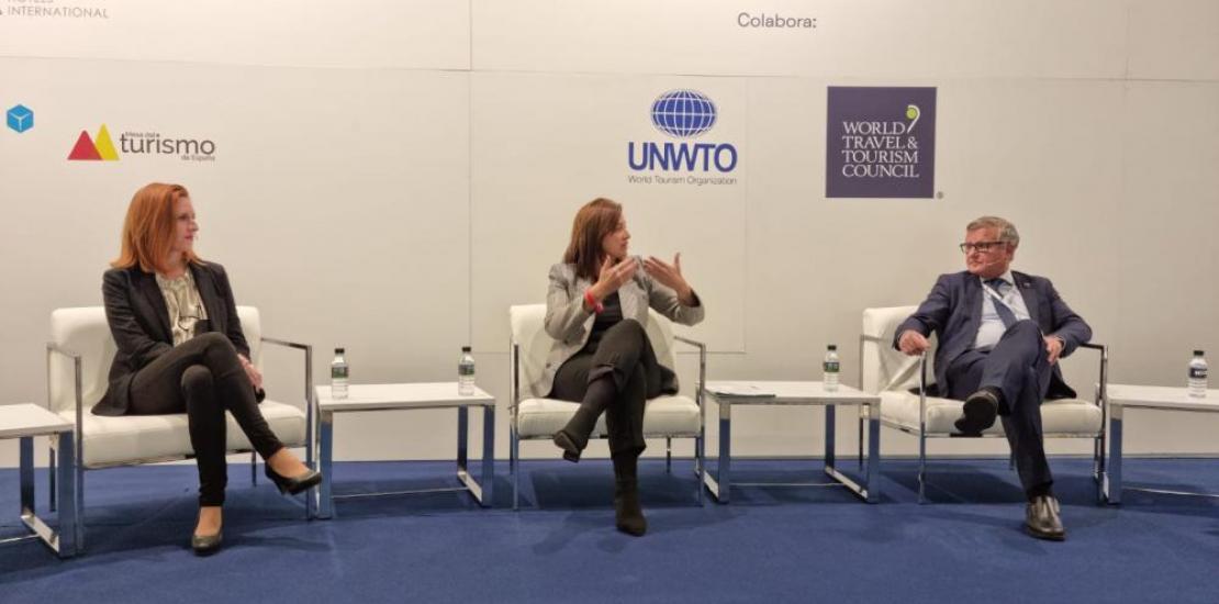 La vicedecana del Grado en Turismo de la UCAM,  en el centro, durante su ponencia en Fitur.