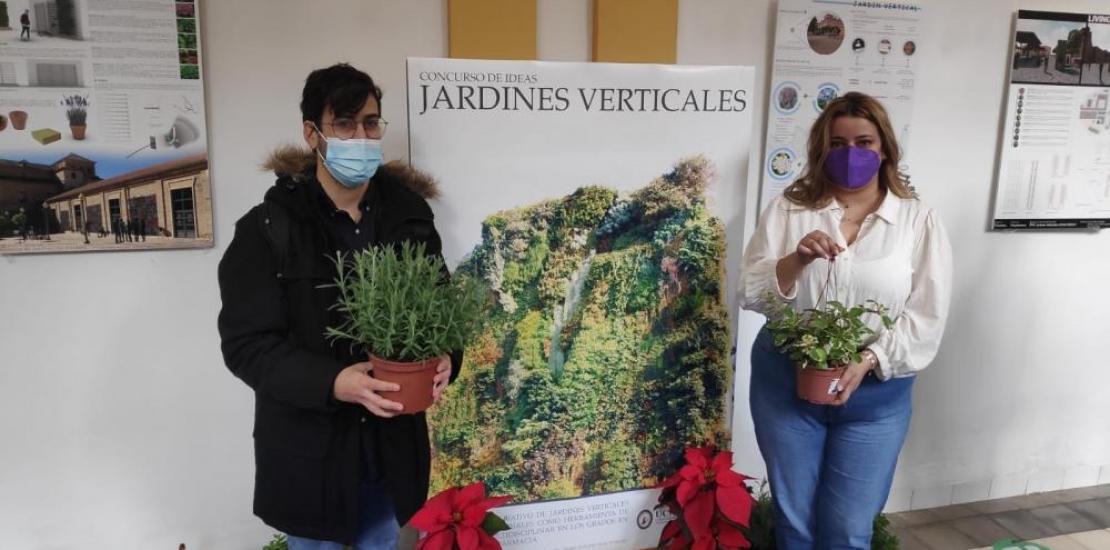 Antonio Martínez, representante de la propuesta ganadora, junto a Pilar Bueno, integrante del proyecto que ha obtenido el segundo puesto.