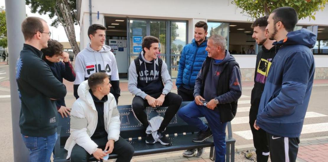 El atleta Mariano García con compañeros del campus de UCAM Cartagena