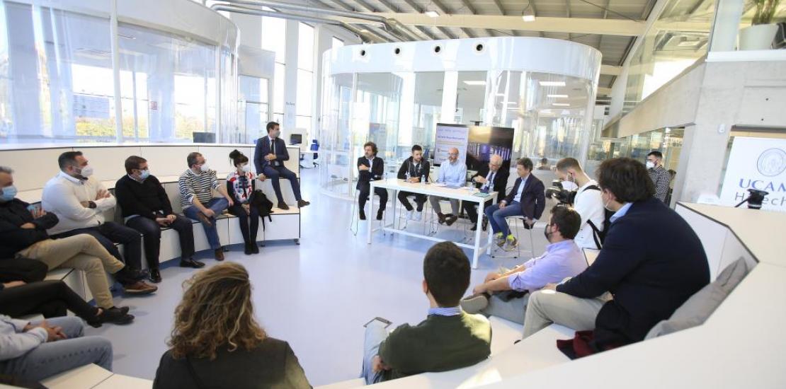 Los participantes, en la incubadora de alta tecnología en salud, deporte y alimentación de la UCAM.