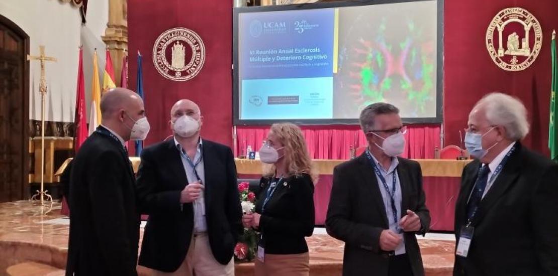 El neurólogo José Meca, director de la Cátedra y organizador de la Reunión, con otros expertos, en el Templo de Los Jerónimos.