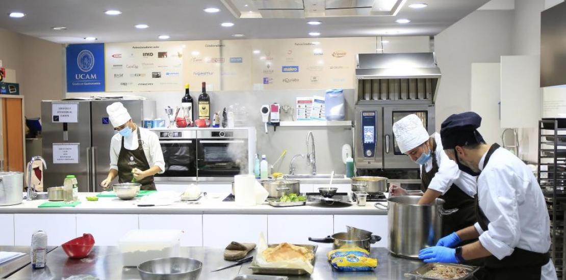 Imagen de una práctica en la Gastrolab de la Universidad Católica de Murcia.