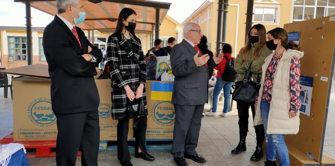 José Luis Mendoza, presidente de la UCAM, conversa con una estudiante y una trabajadora ucranianas de la UCAM, en el Campus de Los Jerónimos.