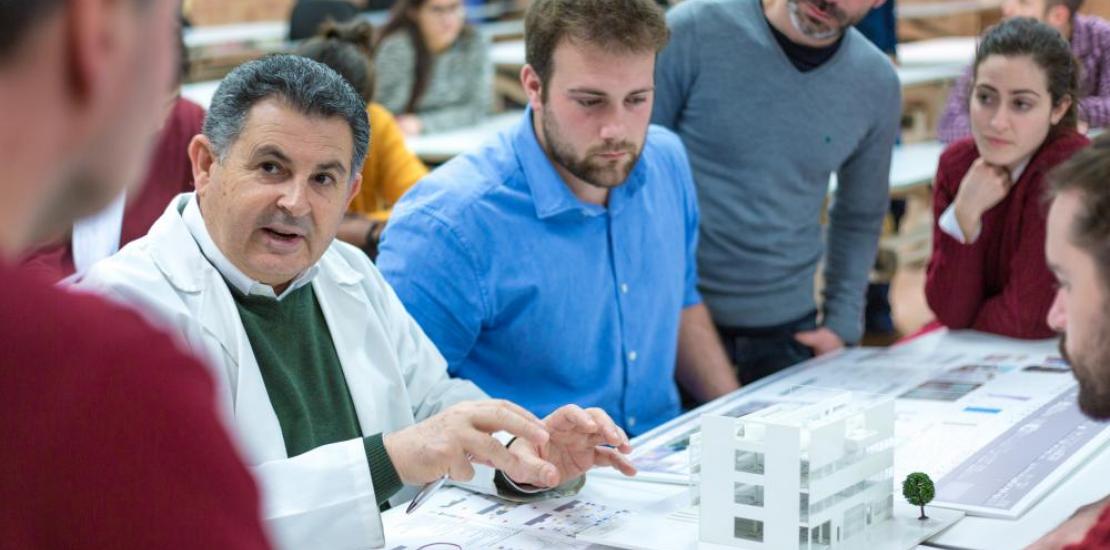 Juan Roldán, director del título, junto a un grupo de estudiantes. UCAM