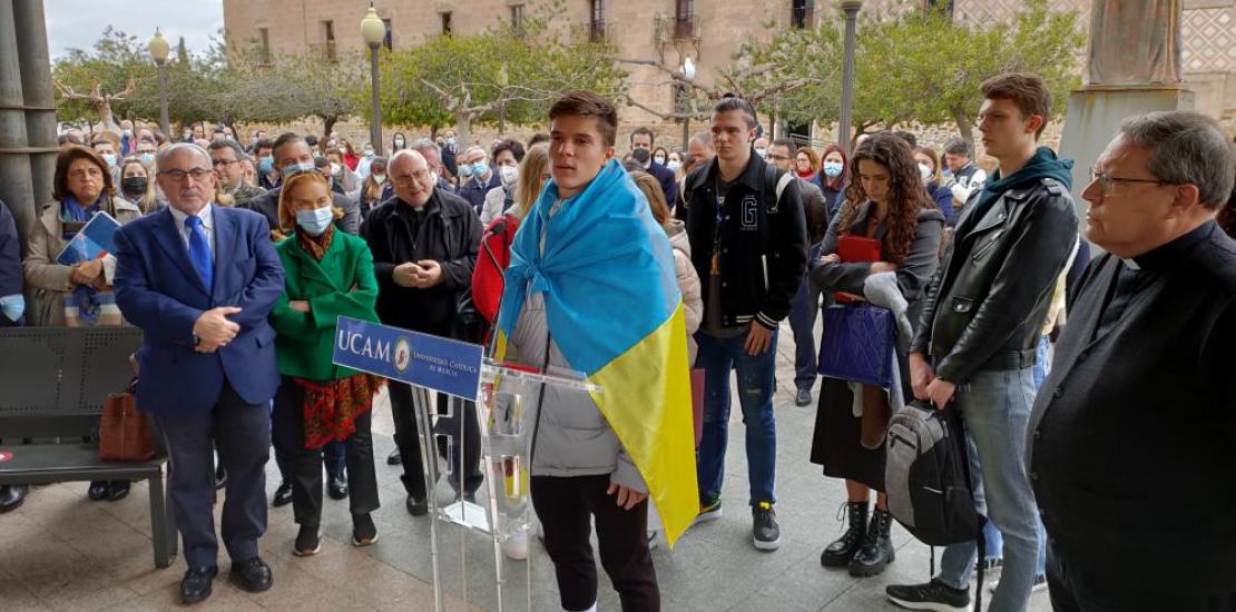  Ilia Polischuk, estudiante ucraniano de intercambio, durante el acto por la paz celebrado en nuestro campus de Los Jerónimos esta semana. 