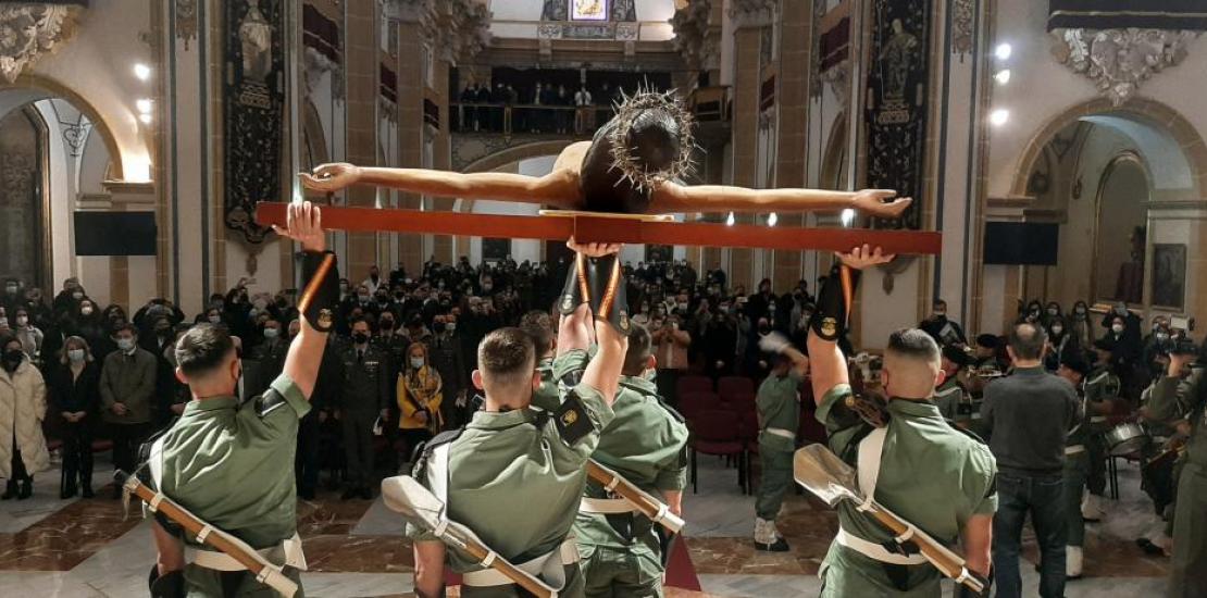 La Brigada Paracaidista BRIPAC &#039;Zaragoza 5&#039; al Cristo Universitario de la Salud en el Templo de Los Jerónimos.