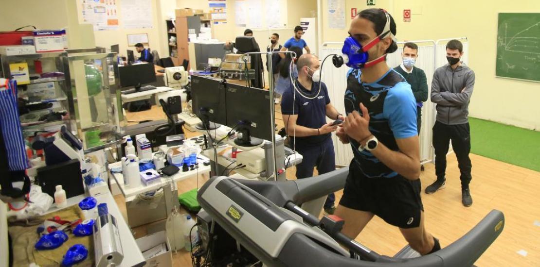 Mohamed Katir y Mariano García en el Centro de Investigación en Alto Rendimiento Deportivo de la UCAM.