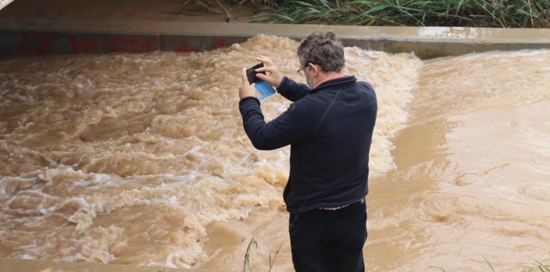 Imagen de una de las mediciones realizadas en la desembocadura de la rambla del Albujón.