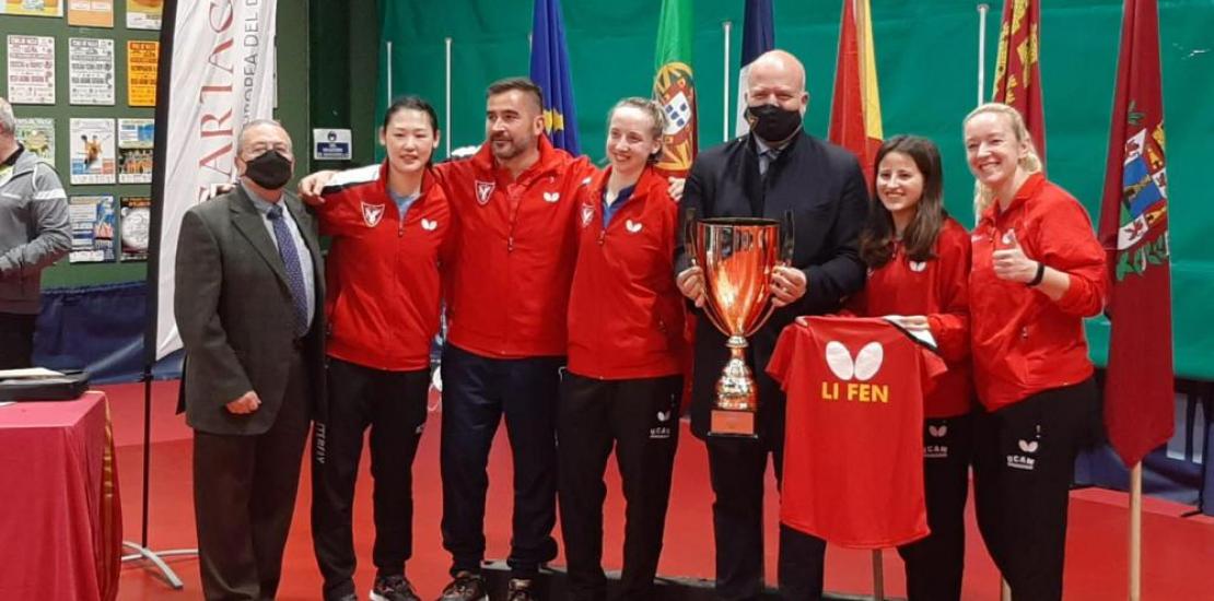 El director General de Deportes de la UCAM, con la copa, junto al equipo