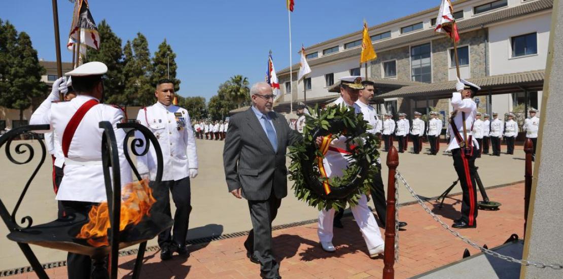 El almirante y el presidente de la UCAM en el homenaje a los caídos con el que concluyó el acto de la jura de bandera