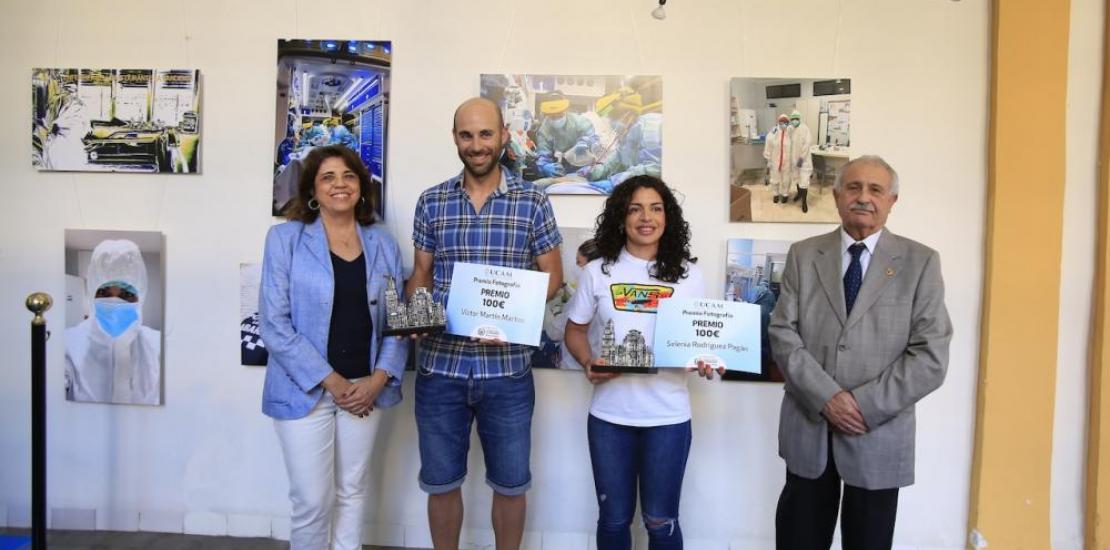 Los premiados junto al presidente del Colegio de Enfermería y la decana de esta facultad en la UCAM, delante de la fotografía ganadora.