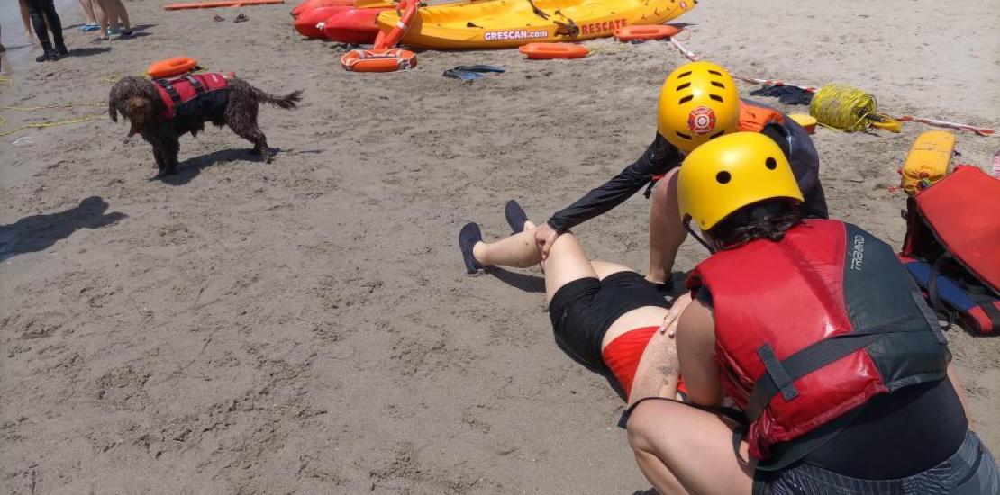 Dos alumnas del Máster de Urgencias y Emergencias de la UCAM atienden a una persona rescatada junto al perro en el simulacro