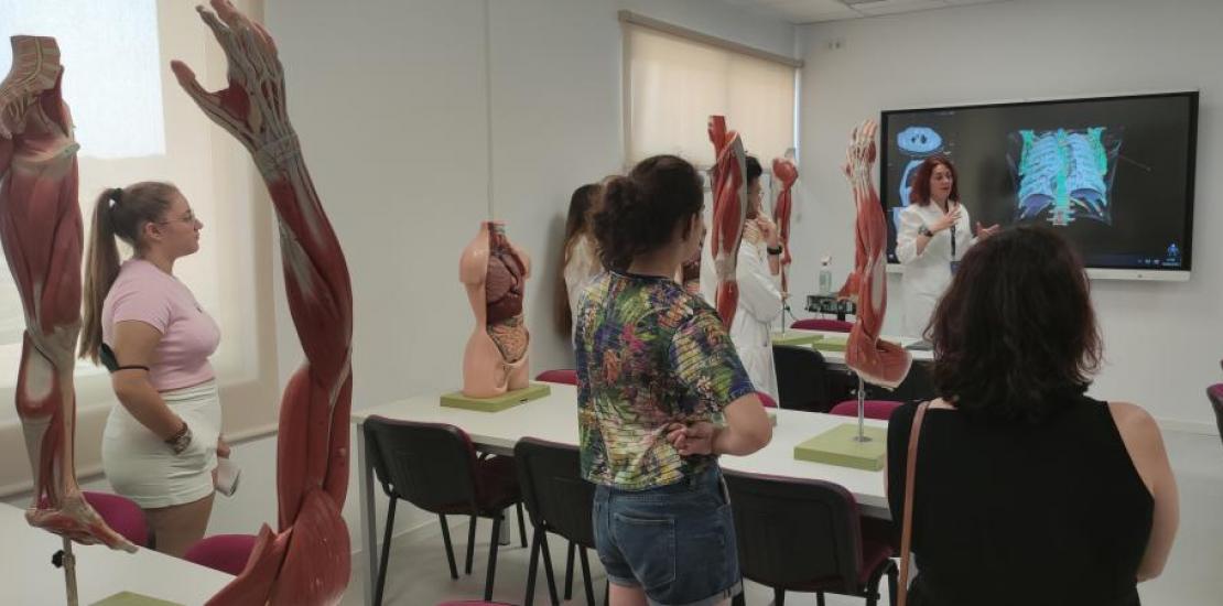 Visitantes de las jornadas de puertas abiertas de UCAM Cartagena en una de las salas del edificio principal de Ciencias de la Salud