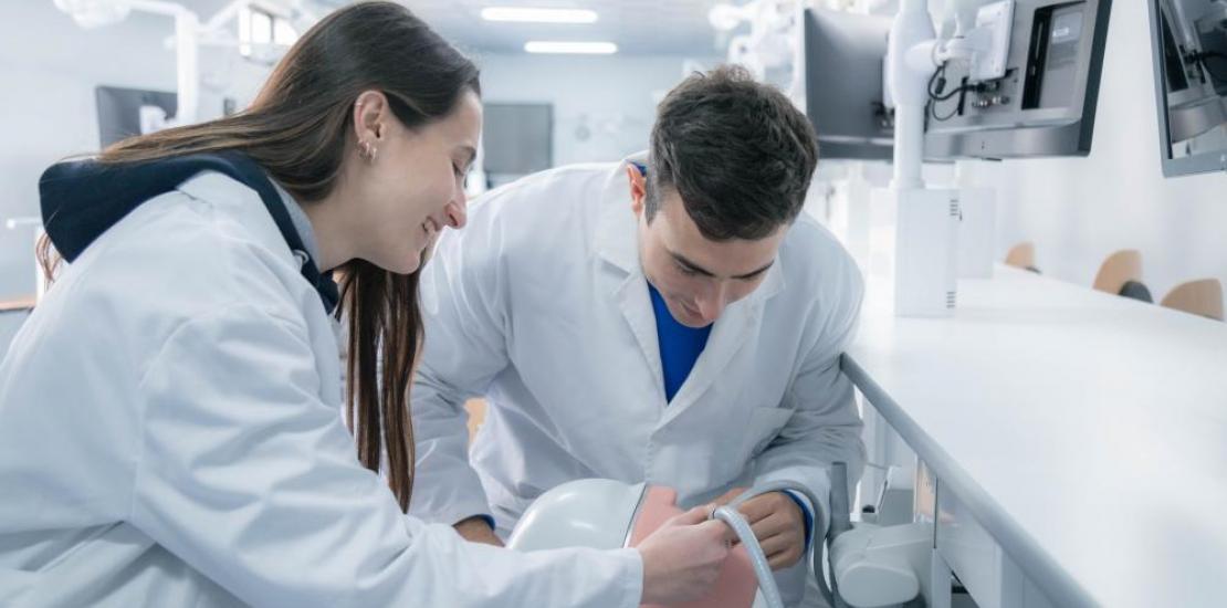 l preclínico está dotado de 40 puestos de trabajo con 20 simuladores de pacientes