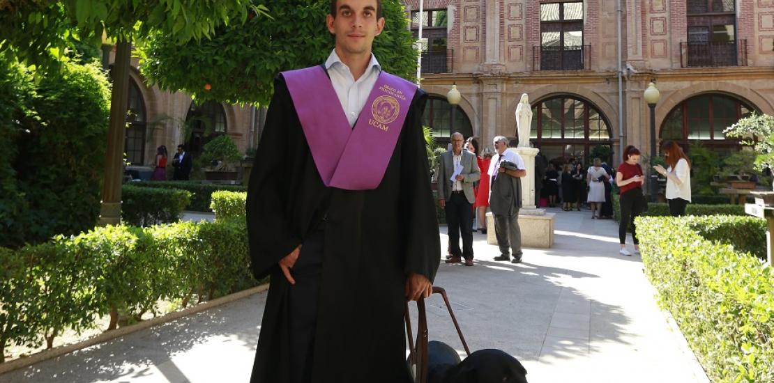 El atleta paralímpico Gerard Descarrega en el claustro del Campus de Los Jerónimos, tras su acto de graduación en Psicología, será uno de los participantes en el Congreso.  