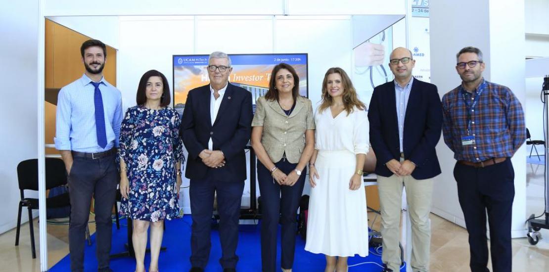 José Abellán, director de la Cátedra de Riesgo Cardiovascular de la UCAM (c) ha estado acompañado por la decana y vicedecana de Enfermería de la UCAM, Paloma Echevarría y María José López, y otros profesores y miembros de la Facultad.