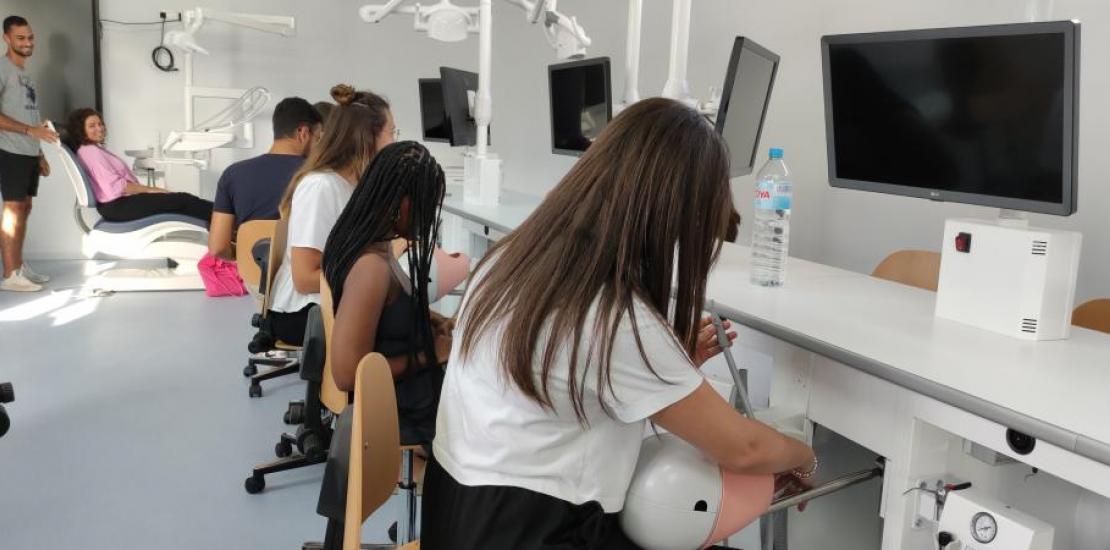 Alumnos de tercero de Odontología en el preclínico de UCAM Cartagena