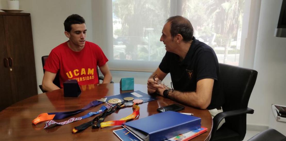 Mariano García muestra sus últimas medallas a su tutor Juan Alfonso García