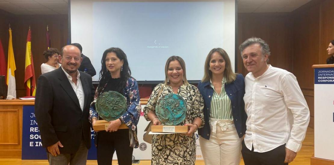 Víctor Meseguer, director de la Cátedra Internacional de Responsabilidad Social de la UCAM; Vicky Martínez, responsable del departamento de Desarrollo de Producto de Unisa; Marita Dólera, responsable de RRHH de Agrodolores; Gema Alcázar, socia fundadora de Circular Economy Consulting y promotora de la Cátedra, y el artista murciano Nicolás de Maya.