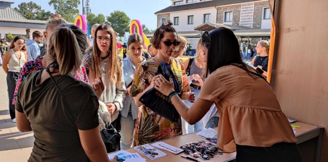 Los estudiantes recibieron el pack de bienvenida en el stand del SIE