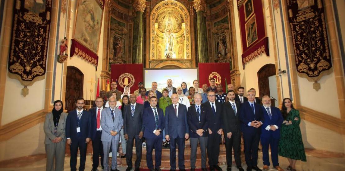 Foto de familia con los responsables de UCAM y la Fundación DIHAD con algunos de los estudiantes de la primera promoción del máster