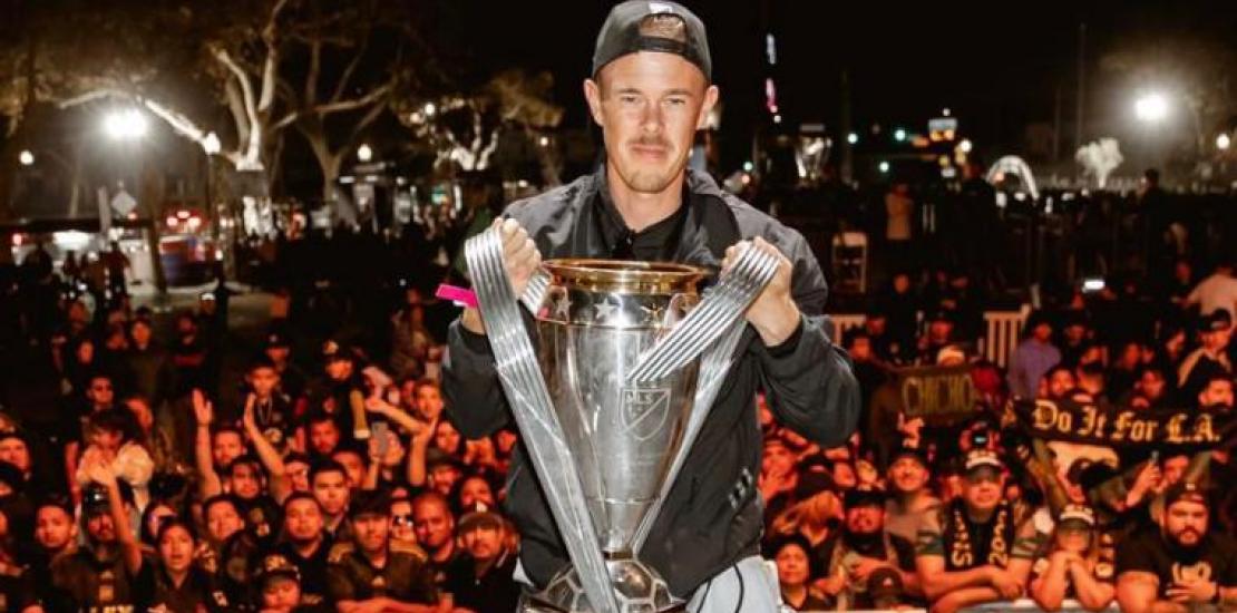 Anton Matinlauri levantando la copa de la Major League Soccer.