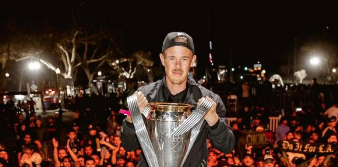 Anton Matinlauri levantando la copa de la Major League Soccer.
