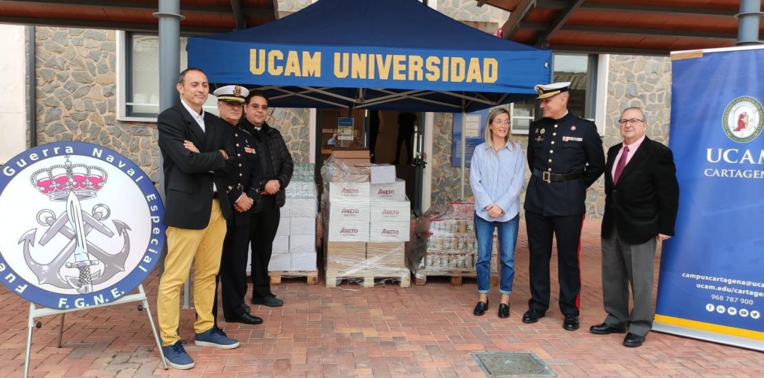 Entrega de alimentos a la Fuerza de Guerra Naval Especial