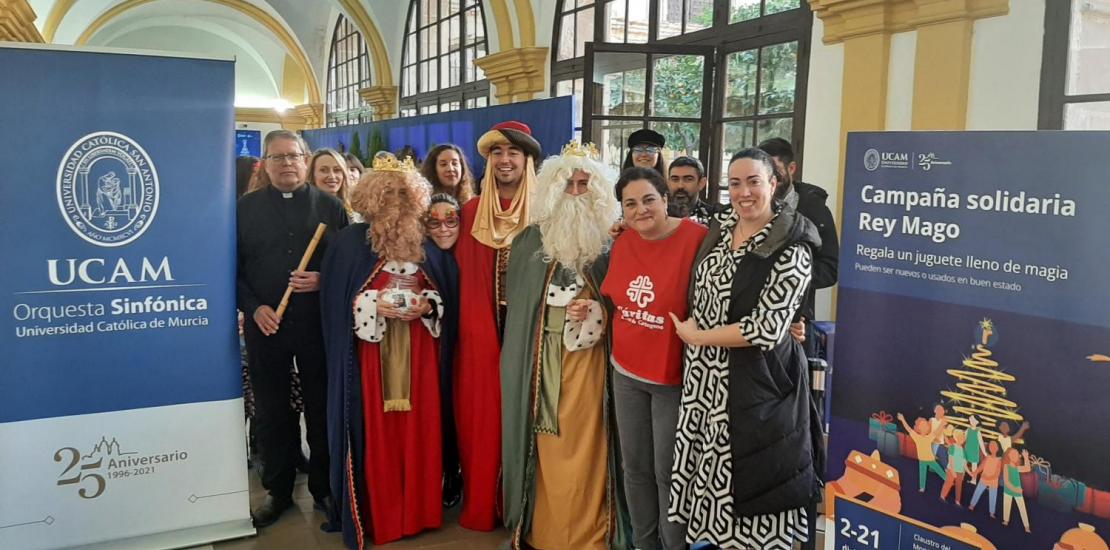 La UCAM entrega a Cáritas los obsequios de su campaña ‘Ningún niño sin juguete’ 