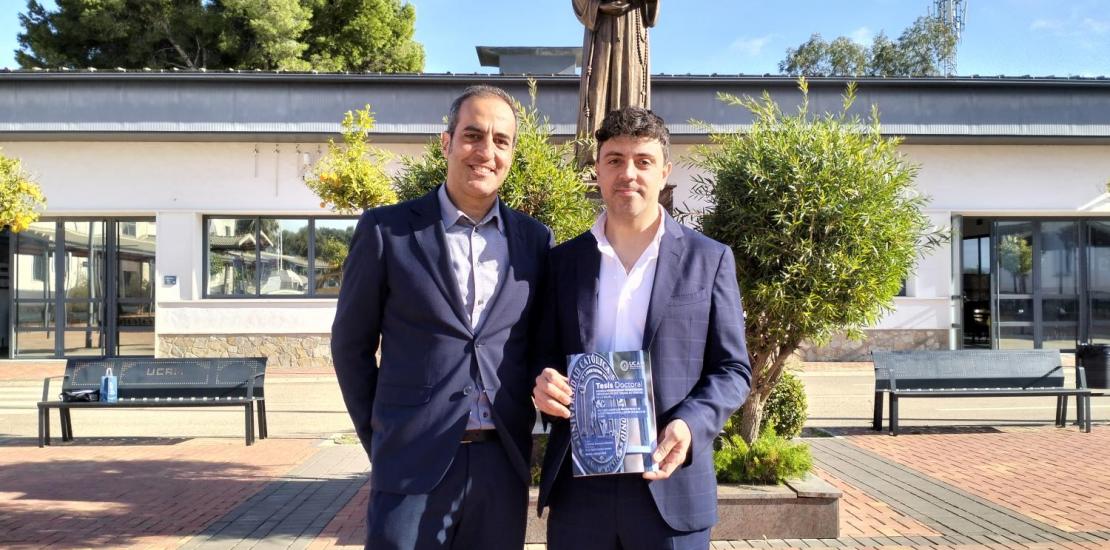  Vicente Santaclara (derecha de la imagen), autor de la tesis, junto con su tutor, el doctor Pablo Conesa