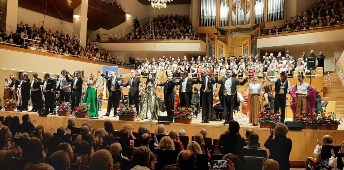 Momento en el que los intérpretes saludan al público asistente a la XXII Gran Gala de Zarzuela de Año Nuevo celebrada en el Auditorio Nacional (Madrid).