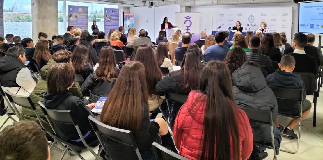 Estrella Núñez, vicerrectora de Investigación de la UCAM y María Trinidad Herrero, presidenta de Lyceum, durante la ponencia que la investigadora de UCAM-Sens María Cuartero, ha impartido a jóvenes estudiantes de la Región.
