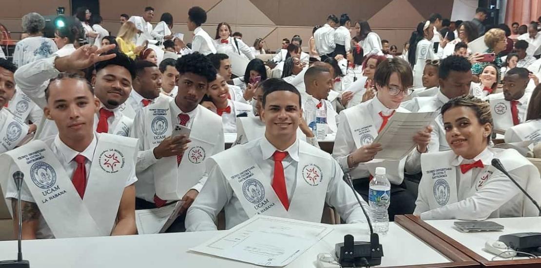 Los estudiantes al finalizar la ceremonia de graduación celebrada en el Palacio de Convenciones de La Habana.