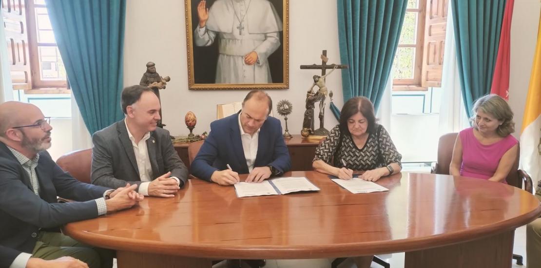En la imagen, María Dolores García, presidenta de la UCAM, y Rafael Ros, Managing Partner para España y Benelux de Plug and Play, firmando el acuerdo, junto a Estrella Núñez, vicerrectora de Investigación de la Universidad, y Carlos Caballero, director de UCAM HiTech. 