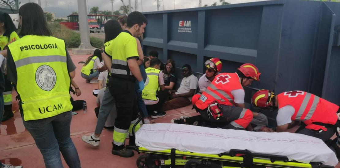 La UCAM realiza un simulacro de accidente múltiple en la Escuela de Bomberos de Murcia 