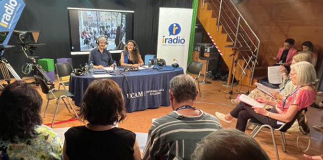Alumnos de la UCAM y mayores de la Fundación La Caixa unidos por la radio