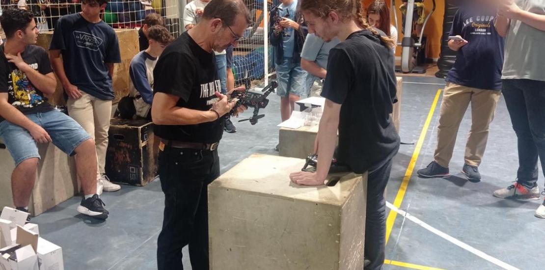 Alumnos vuelan su dron en el UCAM Sport Center