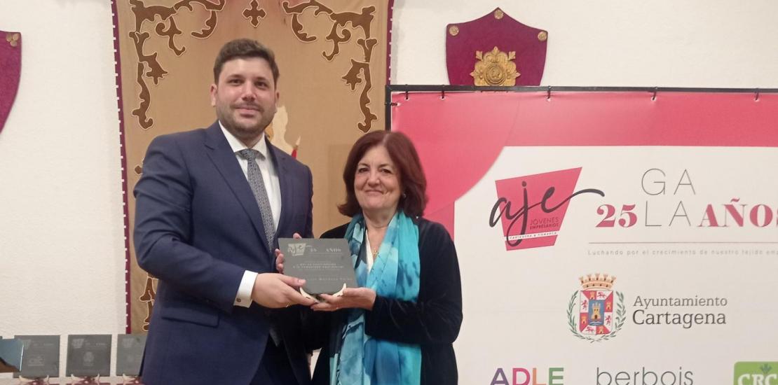 Recoge el premio la presidenta de la UCAM