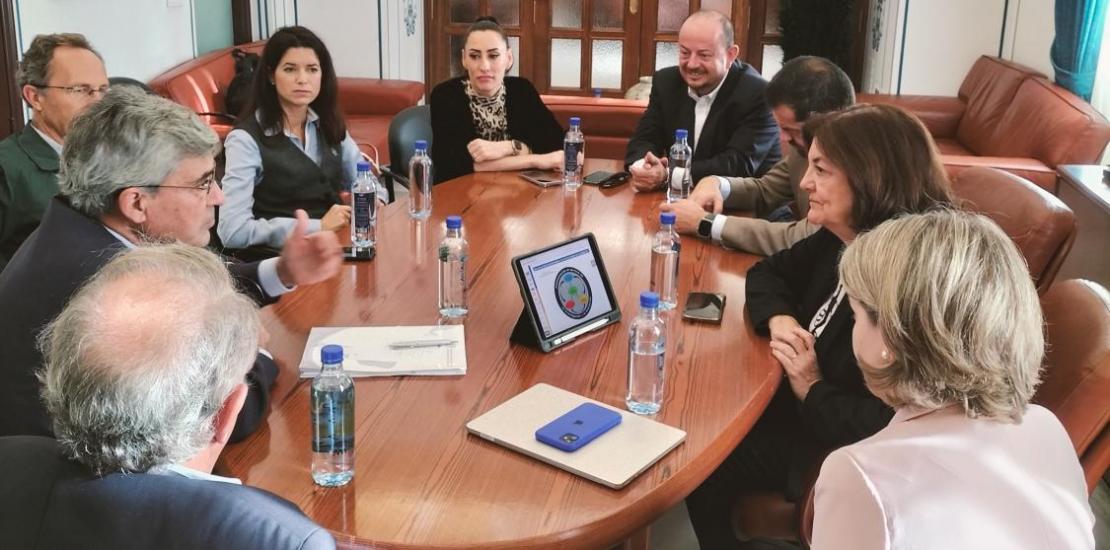 La presidenta de la UCAM, en la reunión de coordinación.