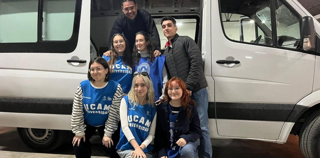 Grupo de alumnos voluntarios junto al capellán de UCAM Cartagena