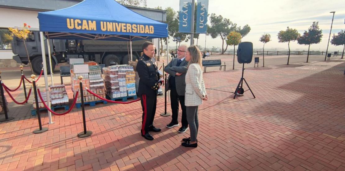 Conversación previa al acto de entrega de alimentos