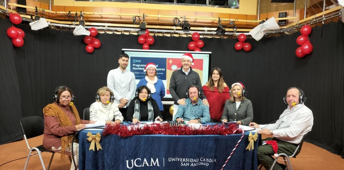 Los mayores participantes junto Candela Lobo y Vicente Candel, estudiantes de la UCAM y profesores del taller              